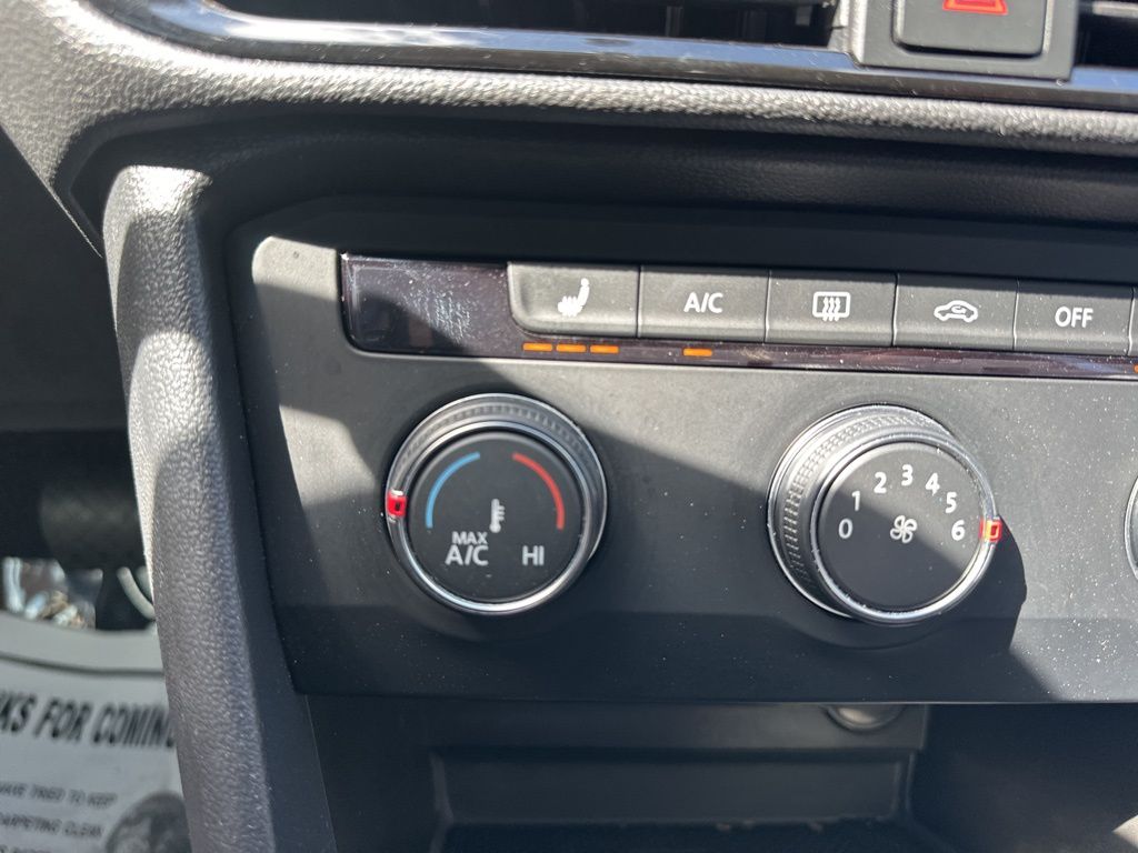 2022 Deep Black Pearl Volkswagen Taos 1.5T SE FWD SUV
