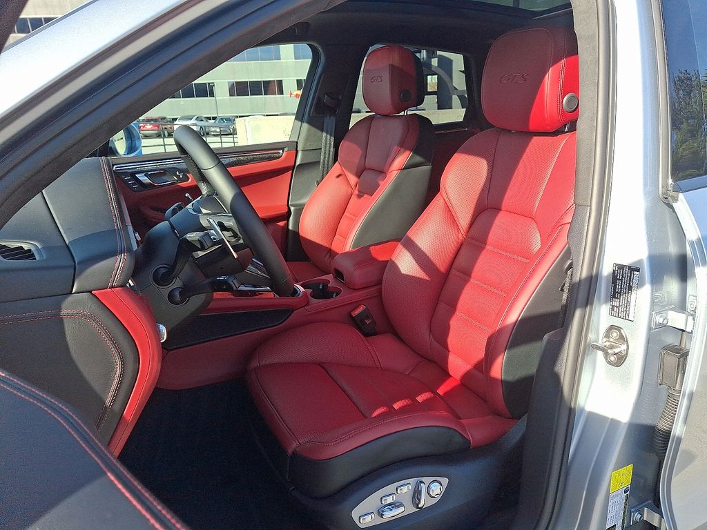 Thumbnail: 2026 Porsche Macan - 16