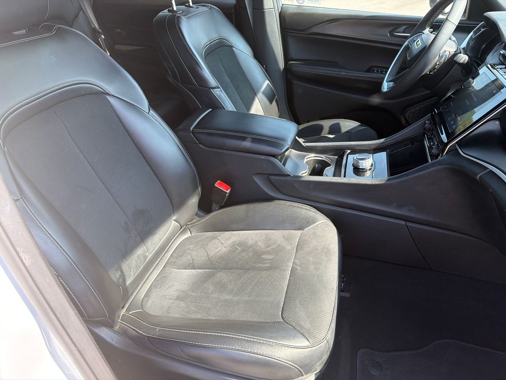 Used 2025 White Jeep Altitude image 13