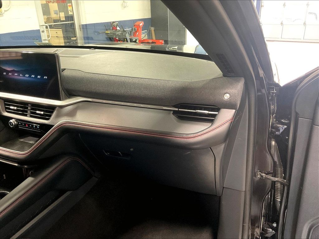 2025 Ford Explorer — photo 13
