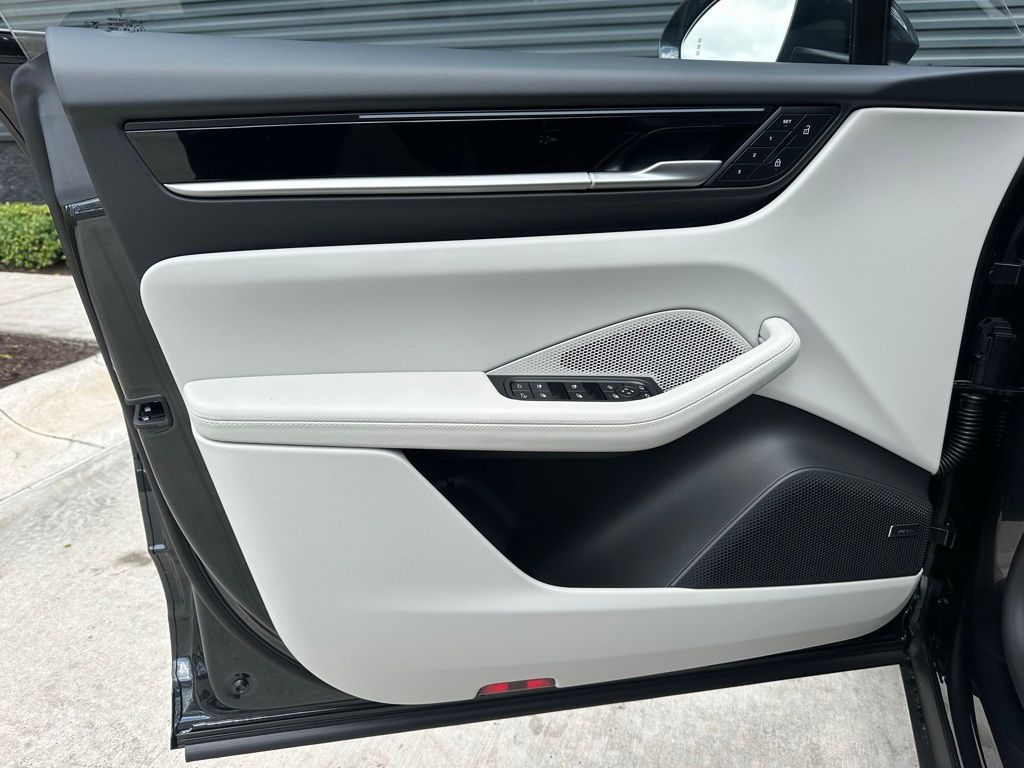 Thumbnail: 2026 Porsche Macan - 19