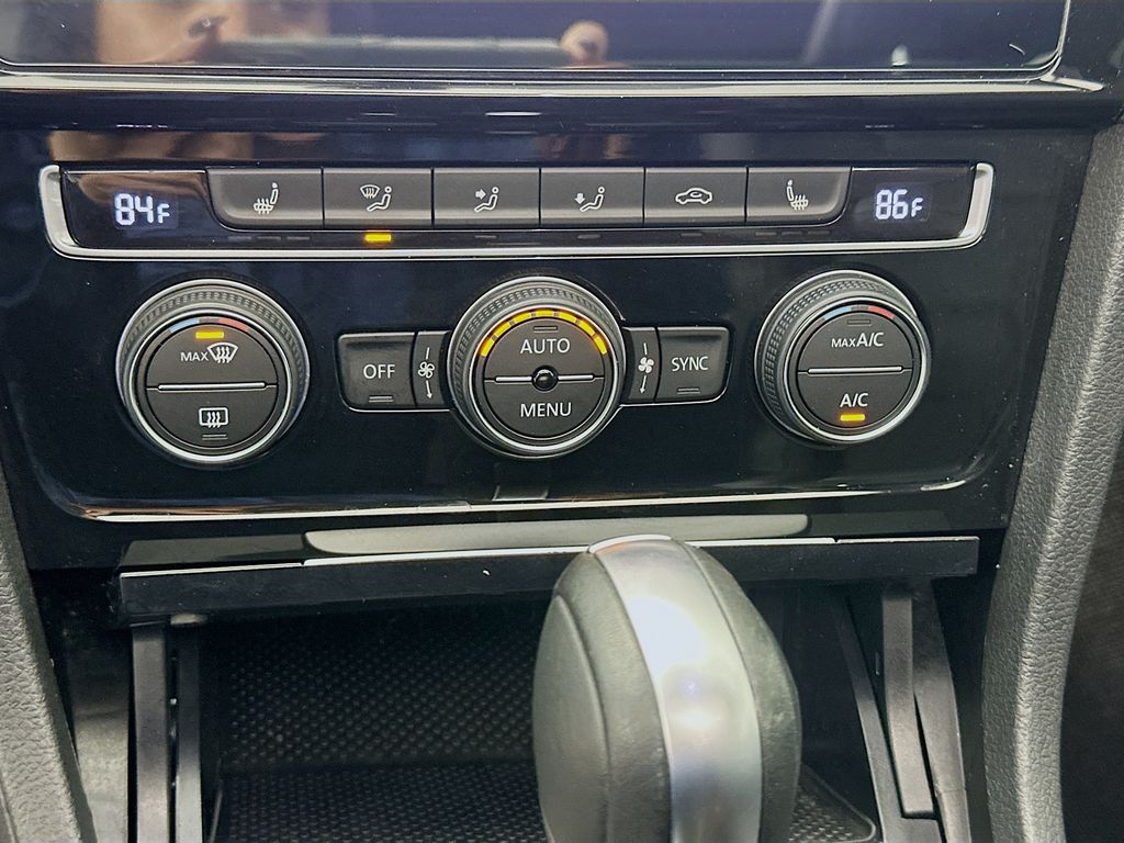 Thumbnail: 2018 Volkswagen e-Golf - 16