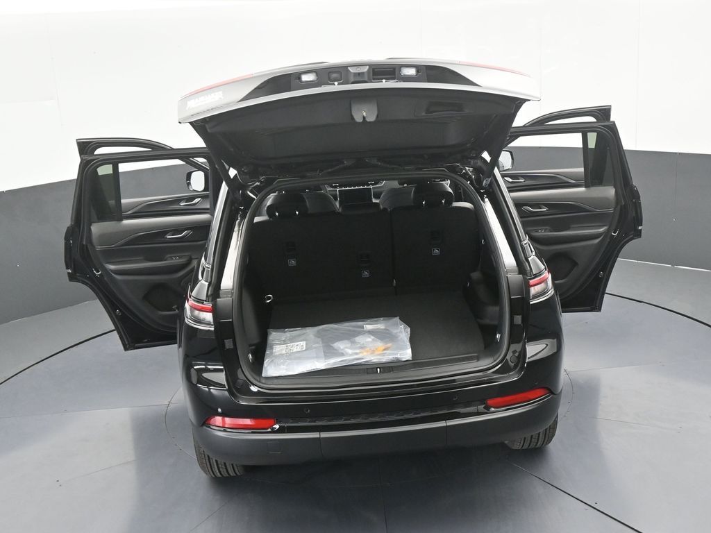 New 2025 Diamond Black Crystal Pearlcoat Jeep Laredo image 52