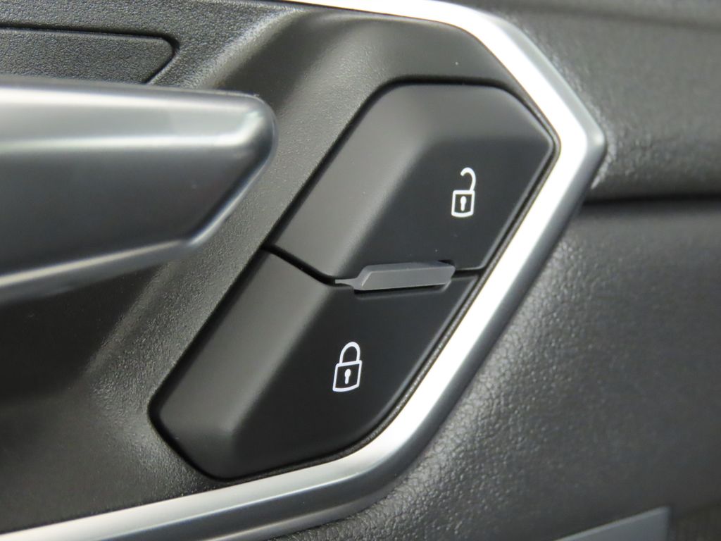 Thumbnail: 2022 Audi e-tron - 30