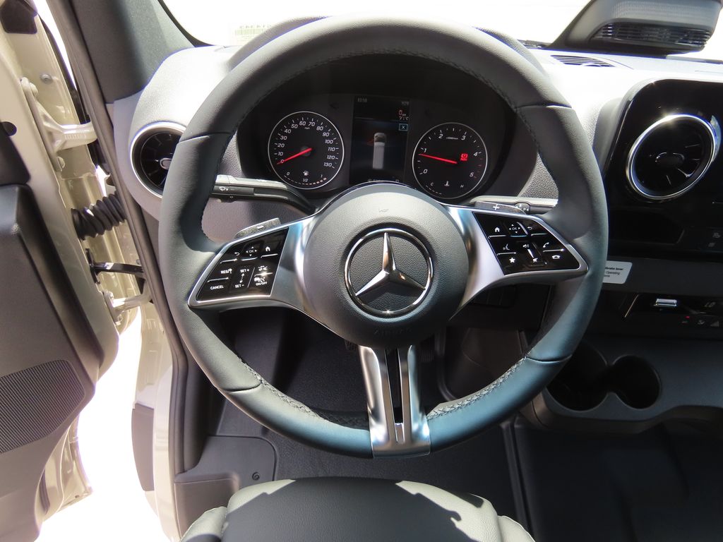 Thumbnail: 2025 Mercedes-Benz Sprinter - 11