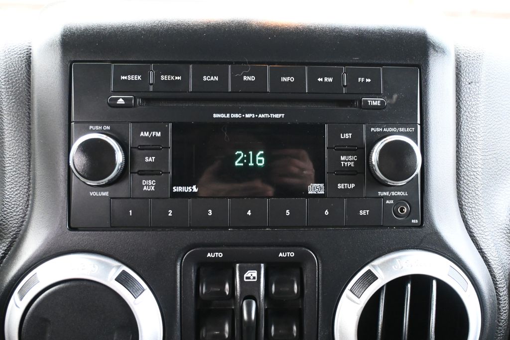 Thumbnail: 2015 Jeep Wrangler - 15