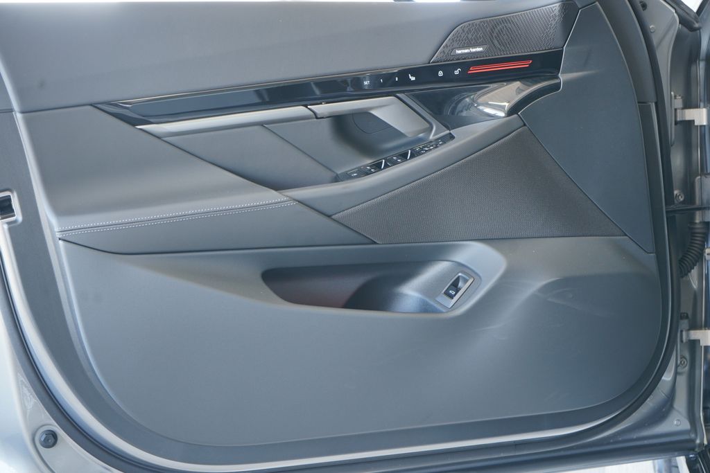 Thumbnail: 2026 BMW 5 Series - 10