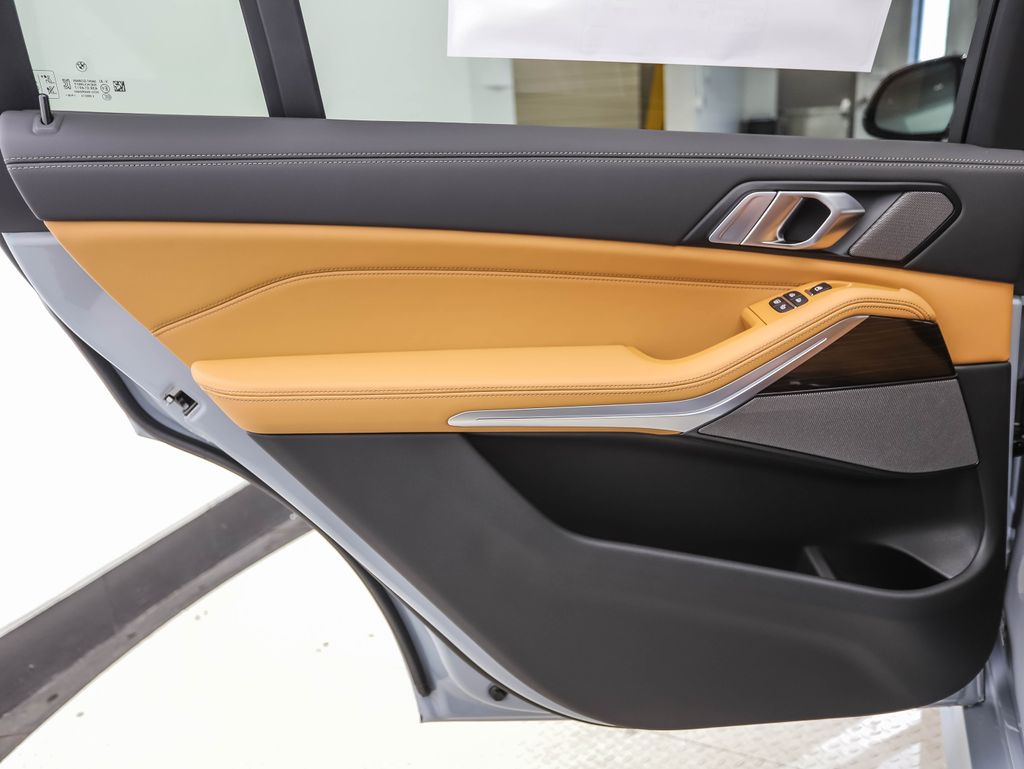 Thumbnail: 2026 BMW X7 - 21