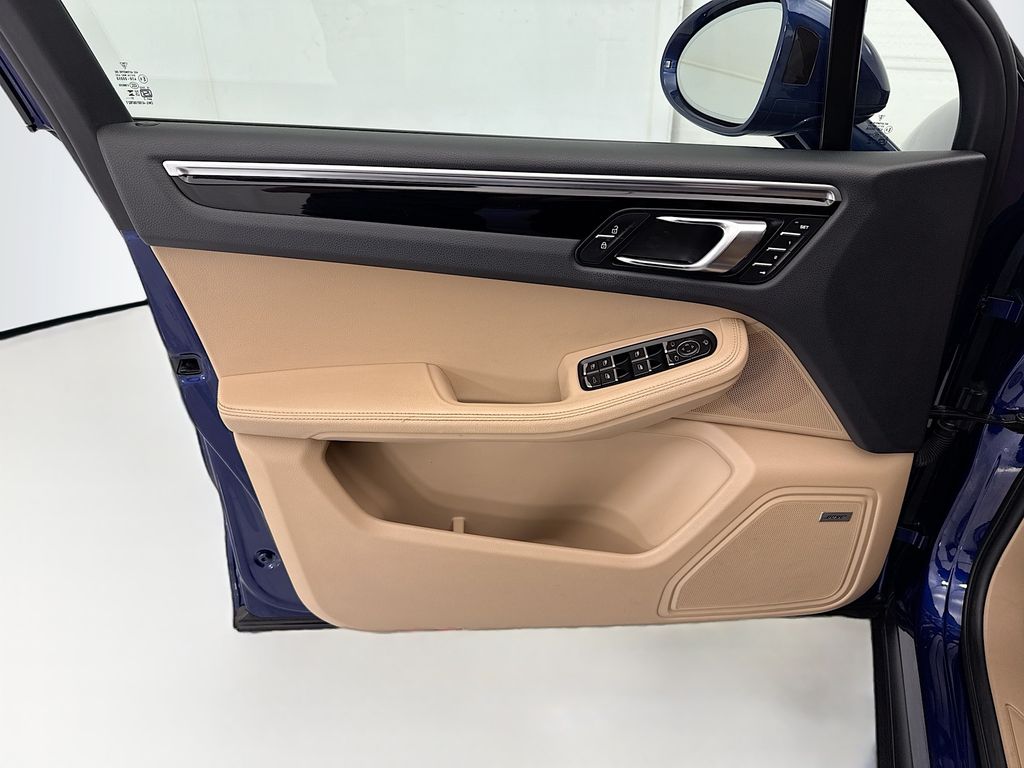 Thumbnail: 2024 Porsche Macan - 24