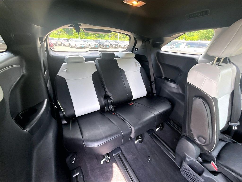 2025 Toyota Sienna — photo 16