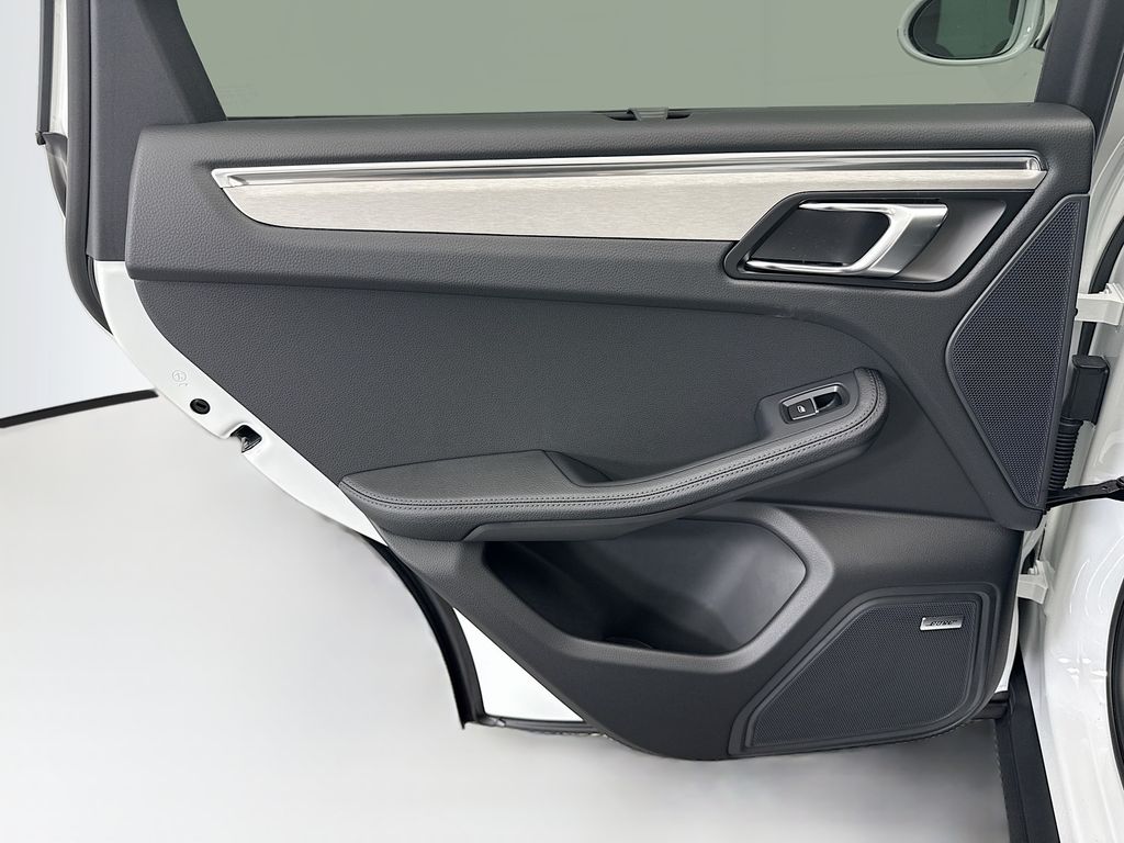 Thumbnail: 2026 Porsche Macan - 27