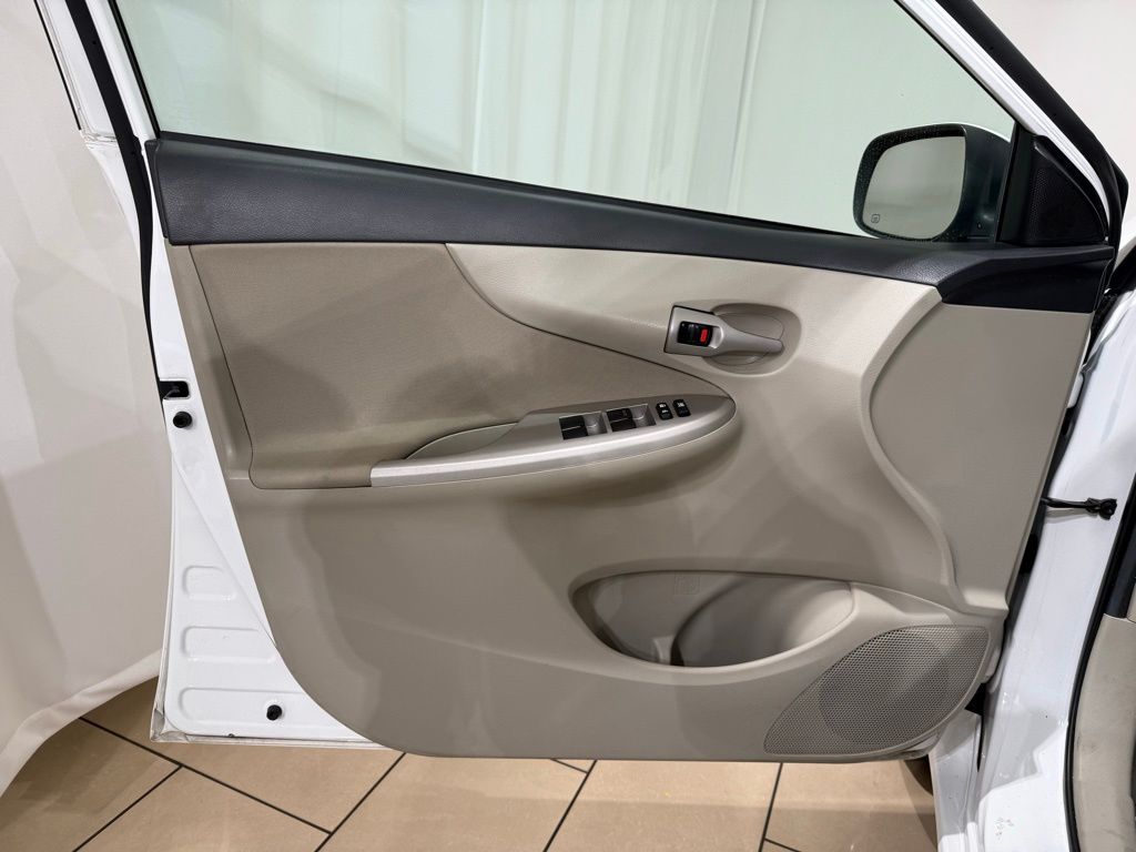 Thumbnail: 2013 Toyota Corolla - 16