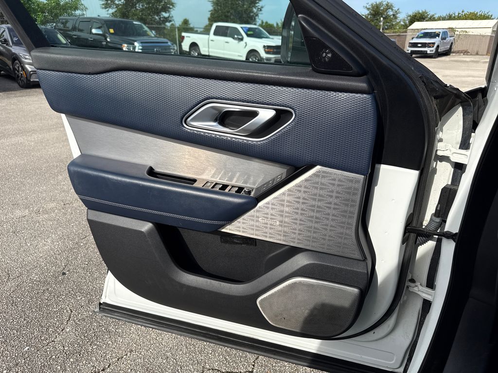 Used 2019  Land Rover SE R-Dynamic image 11
