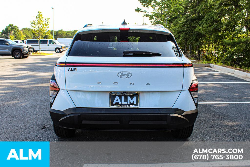Used 2025 White Hyundai SEL image 10