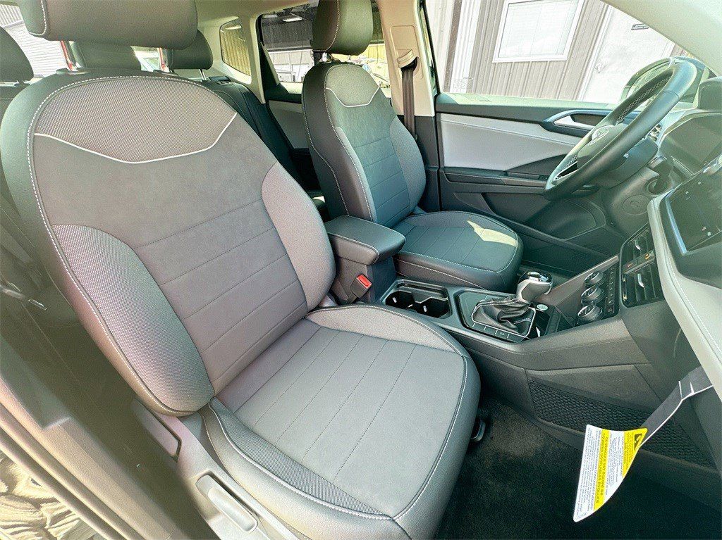 New 2024 Black Pearl Volkswagen 1.5T SE image 31