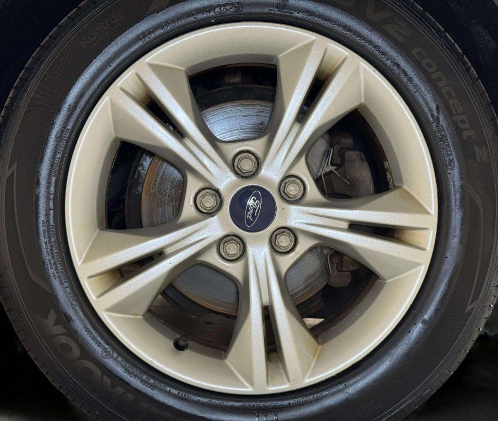 Used 2014 Tuxedo Black Metallic Ford SE image 28