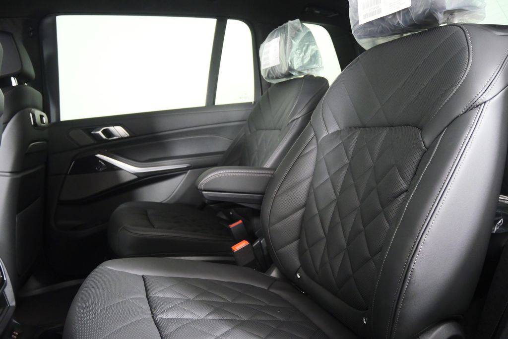 Thumbnail: 2026 BMW X7 - 16