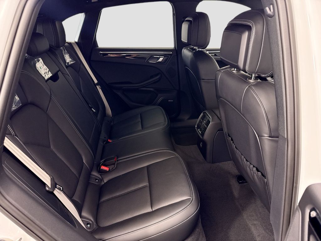 Thumbnail: 2026 Porsche Macan - 23