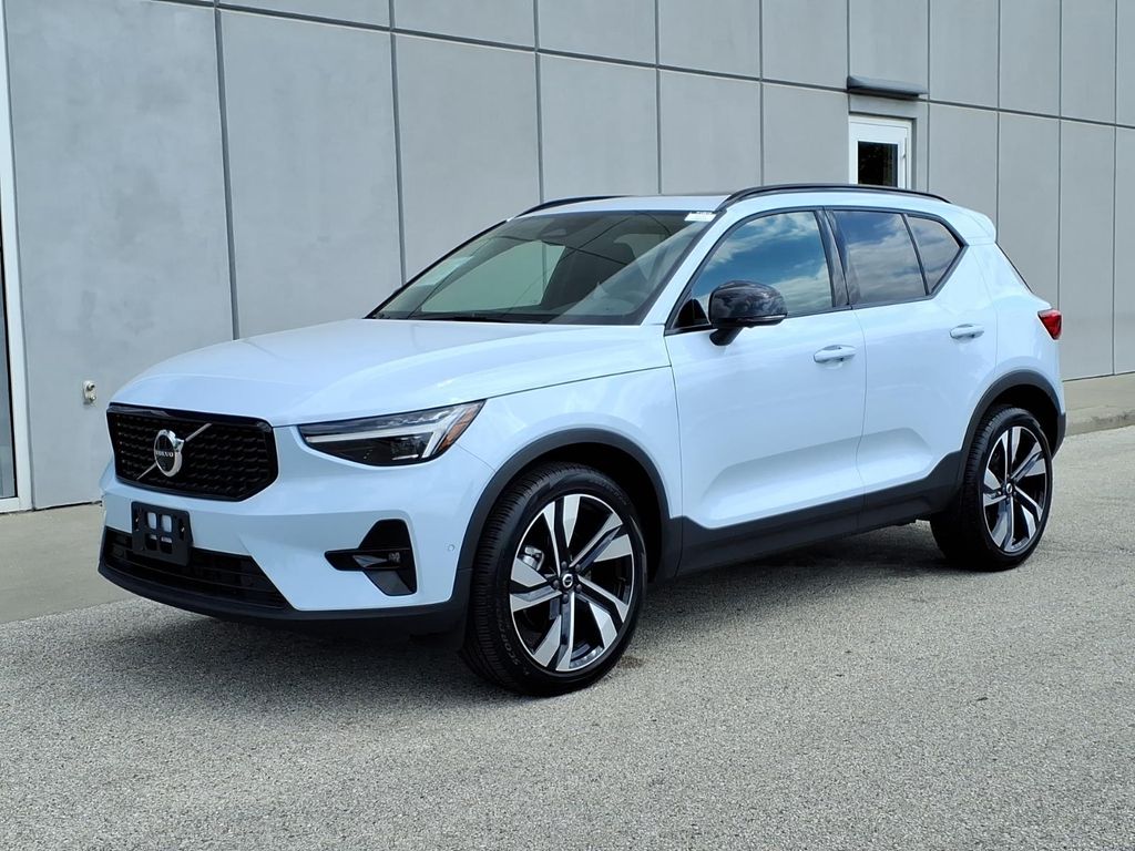 2025 Volvo XC40 B5 Ultra Dark Theme AWD