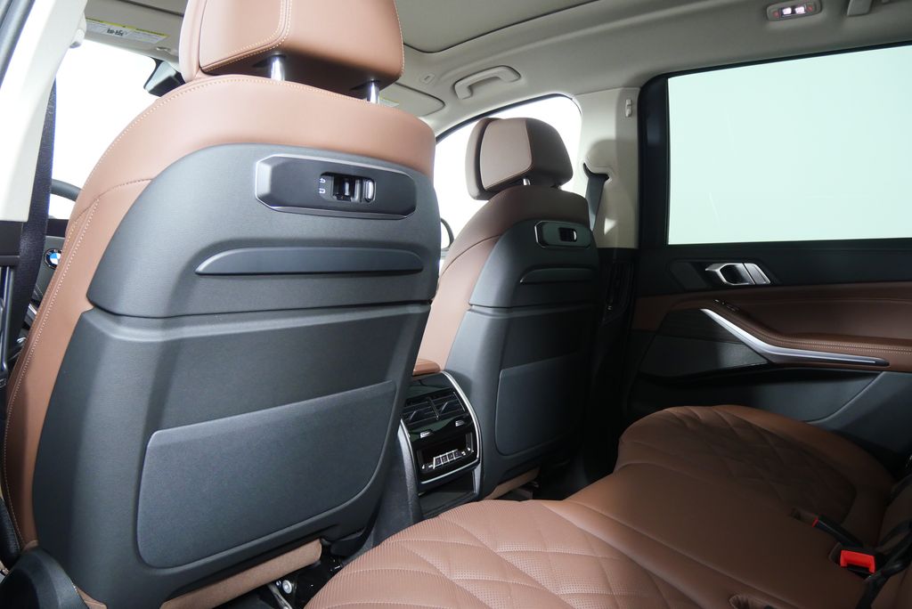 Thumbnail: 2026 BMW X7 - 18