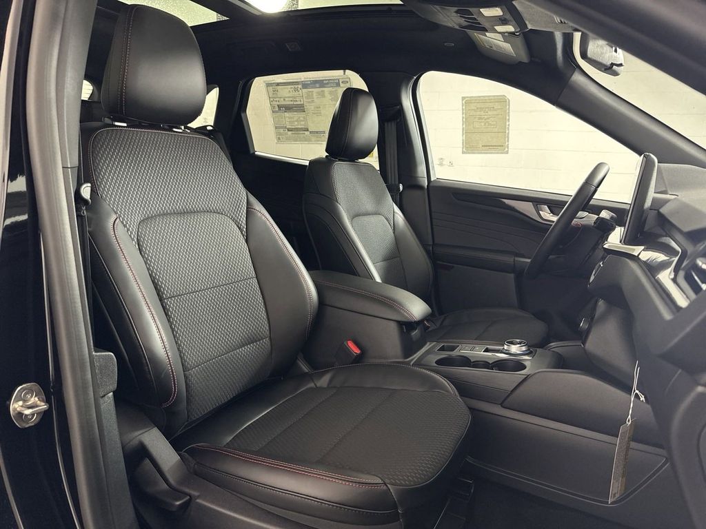 2024 Ford Escape ST-Line photo 17