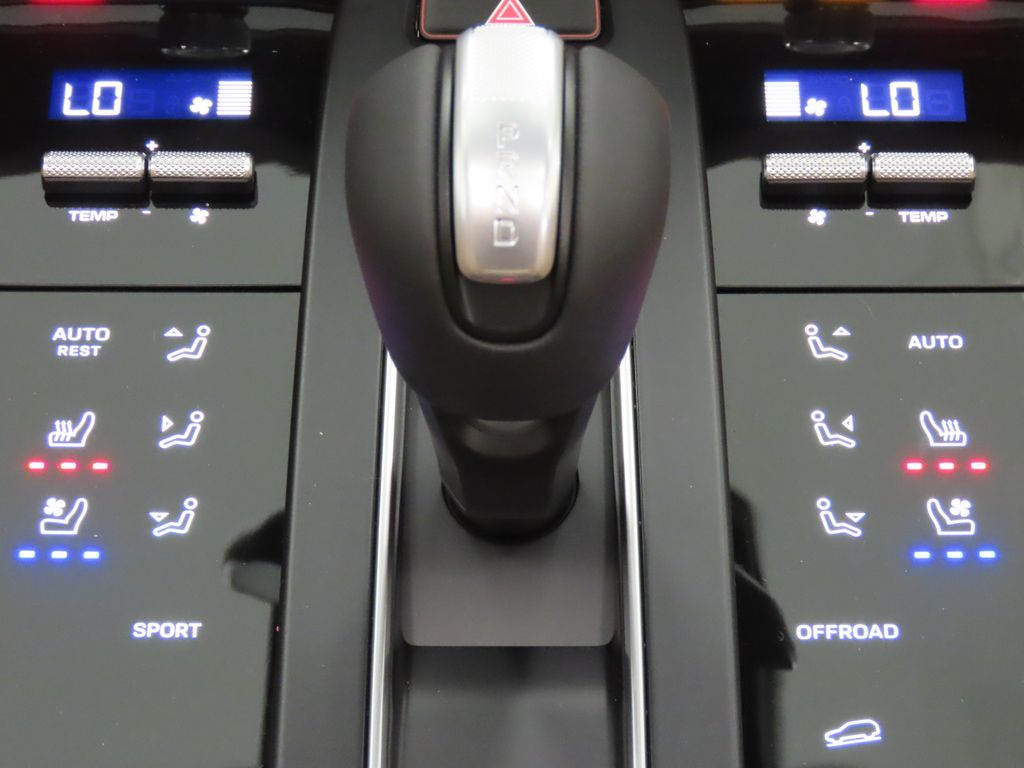 Thumbnail: 2026 Porsche Macan - 26