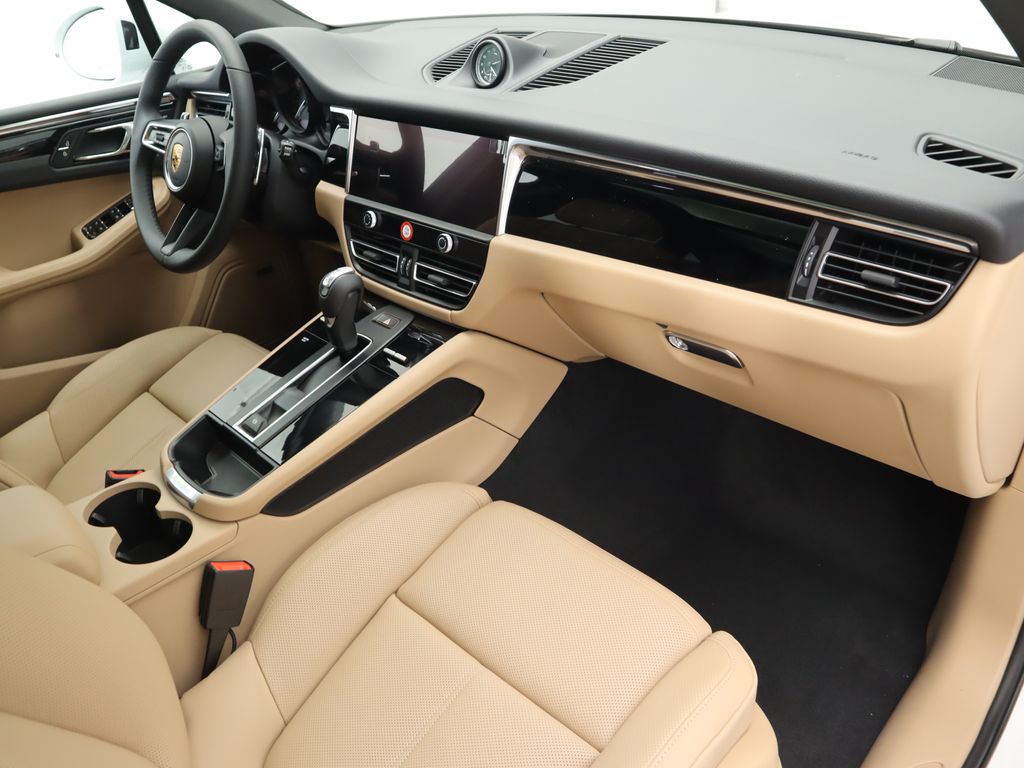 Thumbnail: 2025 Porsche Macan - 21