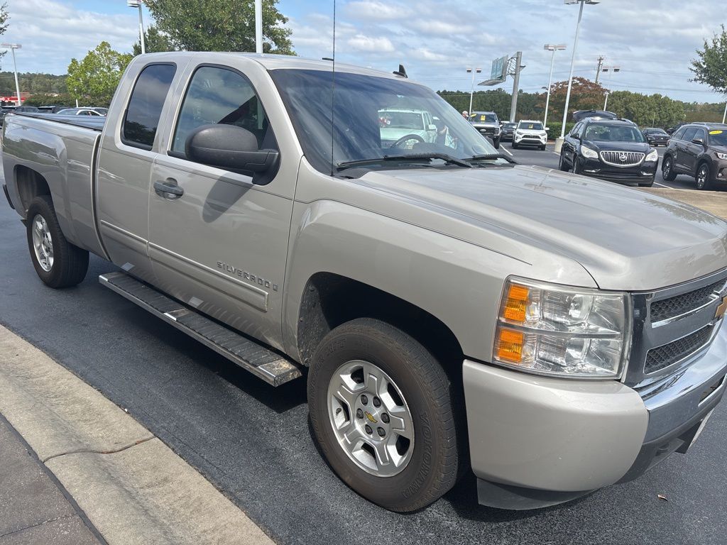 2009 Chevrolet Silverado 1500 LT photo 2