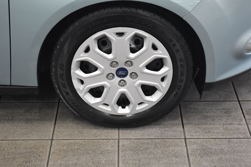 2012 Ford Focus SE 10