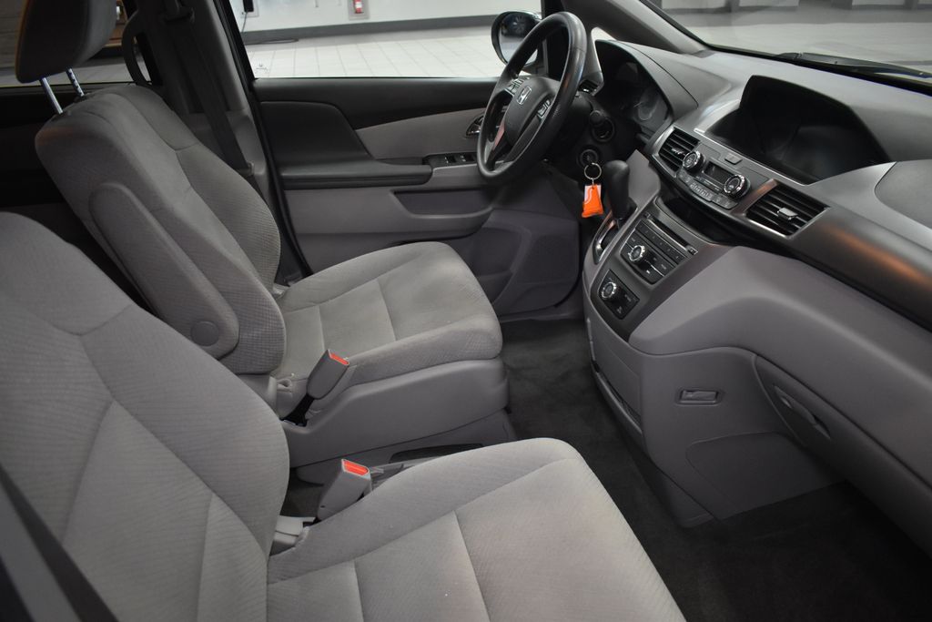 2014 Honda Odyssey LX 29