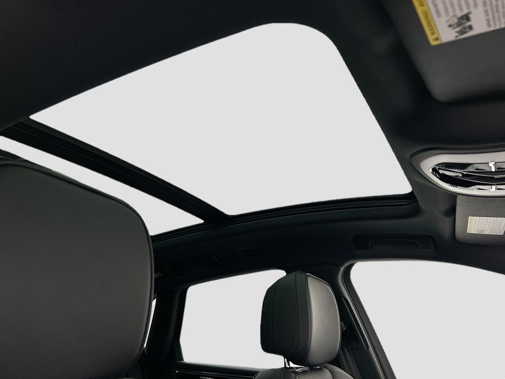 Thumbnail: 2026 Porsche Macan - 21