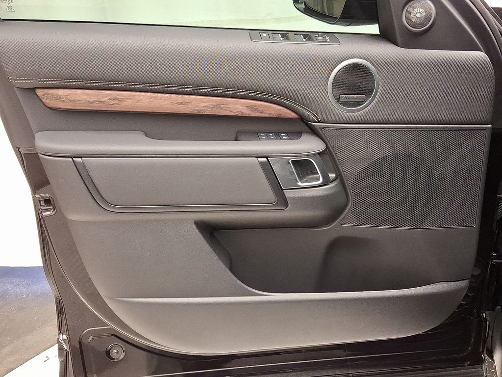 2024 Land Rover Discovery Dynamic SE 13