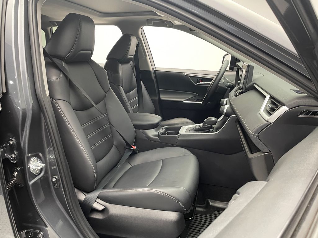 2021 Toyota RAV4 XLE Premium 18