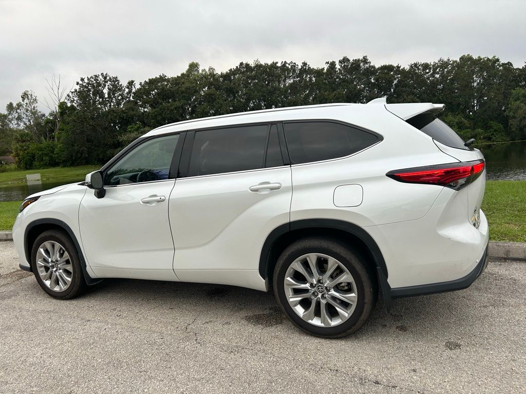 Thumbnail: 2023 Toyota Highlander - 3