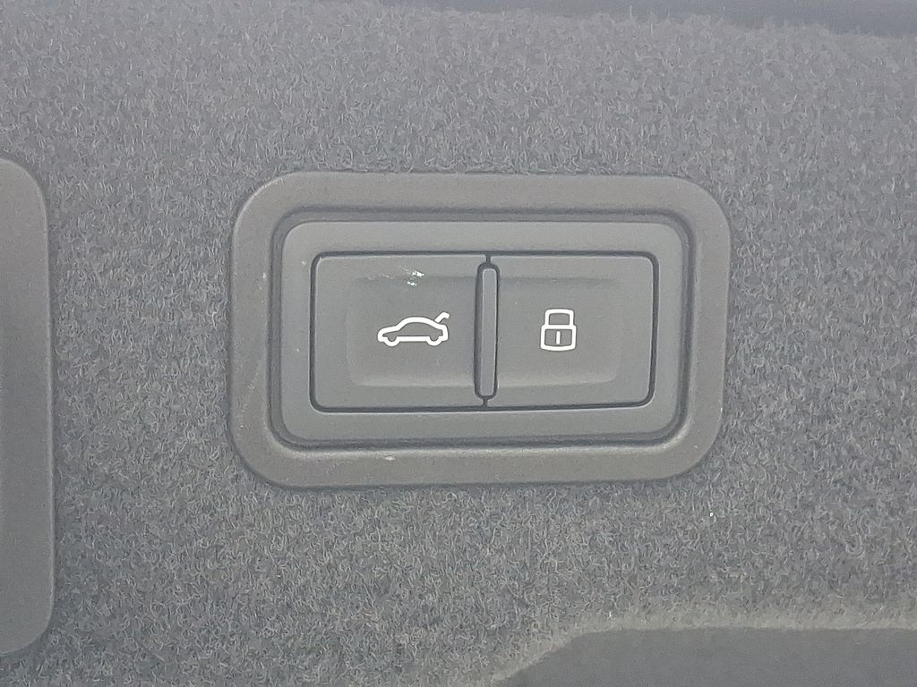 Thumbnail: 2022 Audi S8 - 29