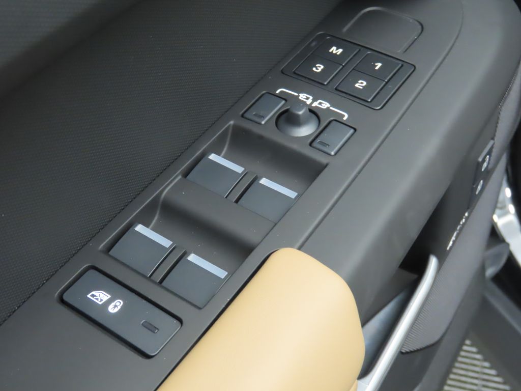 2025 Land Rover Defender 110 24