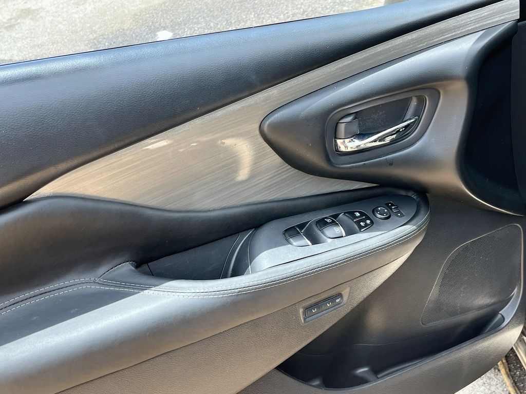 Used 2017 Black Nissan Platinum image 18