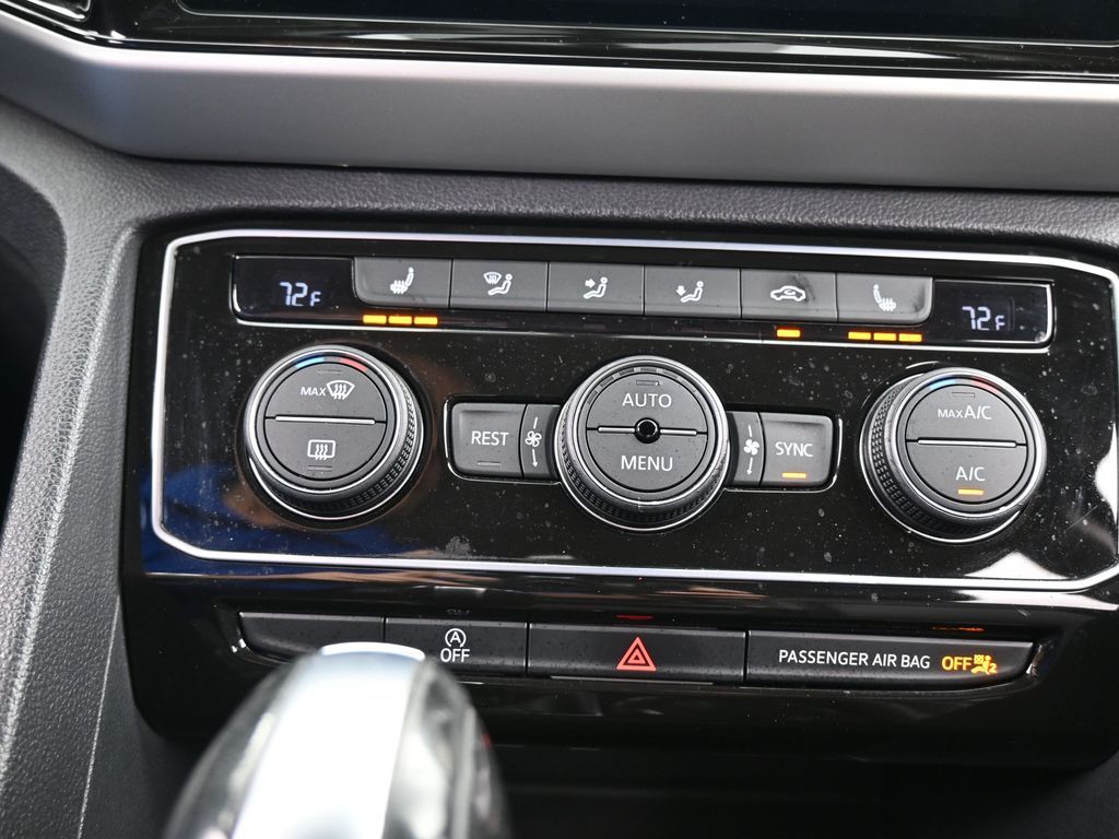 Used 2022 Deep Black Volkswagen 3.6L V6 SE w/Technology image 25