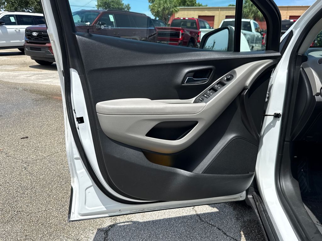 Used 2016 White Chevrolet LS image 12