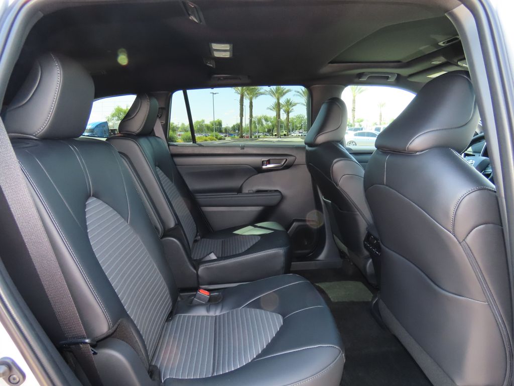 2025 Toyota Highlander XSE 21