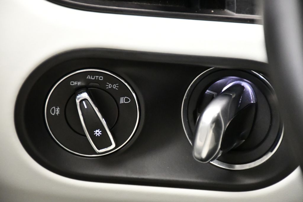 Thumbnail: 2023 Porsche Macan - 25