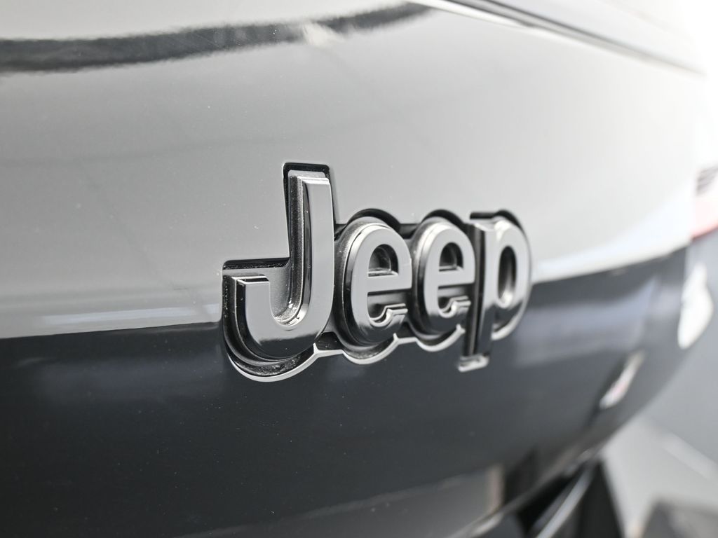 New 2026 Diamond Black Crystal Pearlcoat Jeep Limited image 35