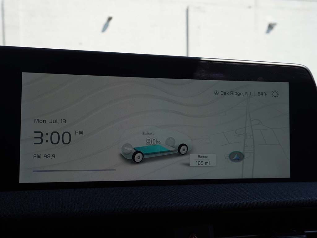 Used 2024 White Kia Wind image 41
