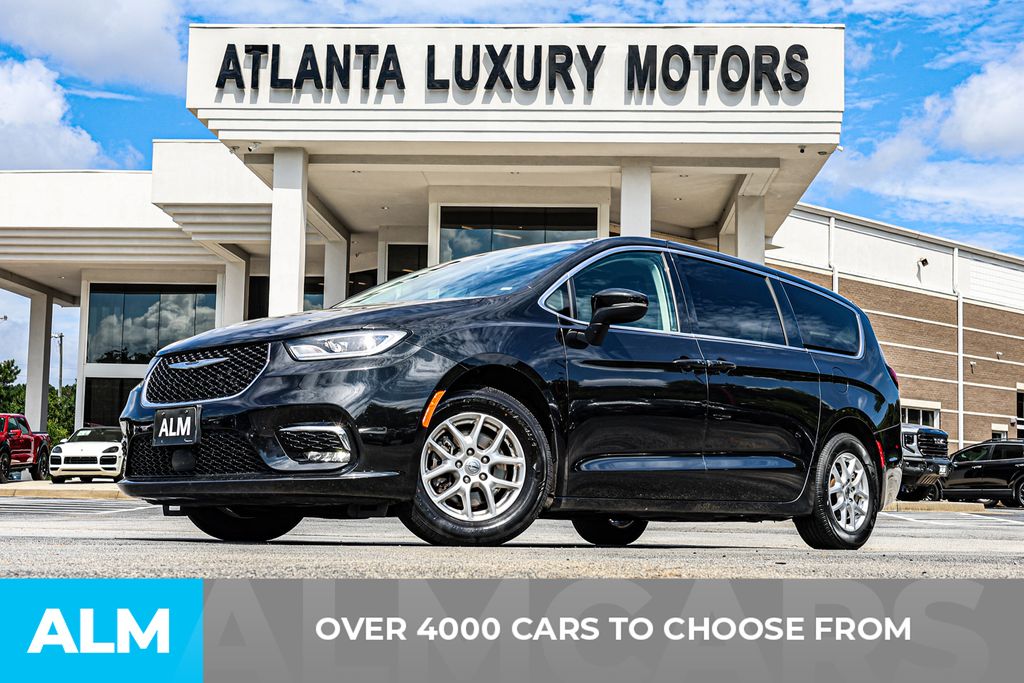 2023 Chrysler Pacifica Touring L photo 2