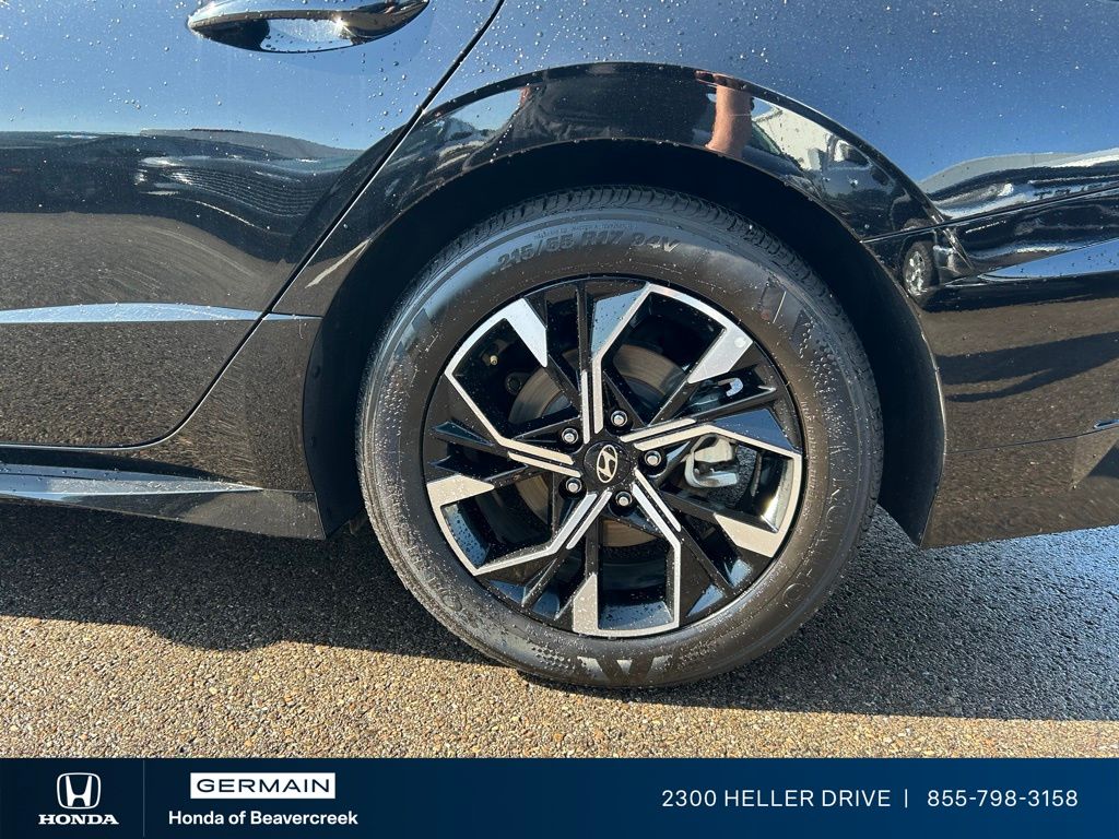 Used 2025 Black Hyundai SEL image 13