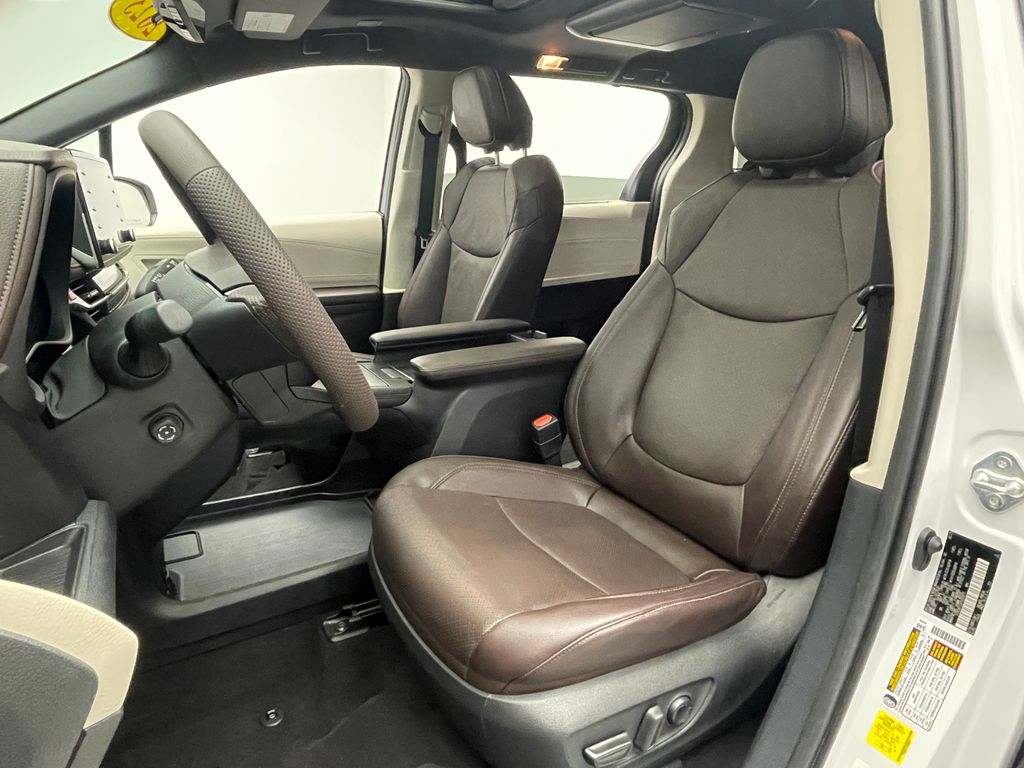 Thumbnail: 2023 Toyota Sienna - 19