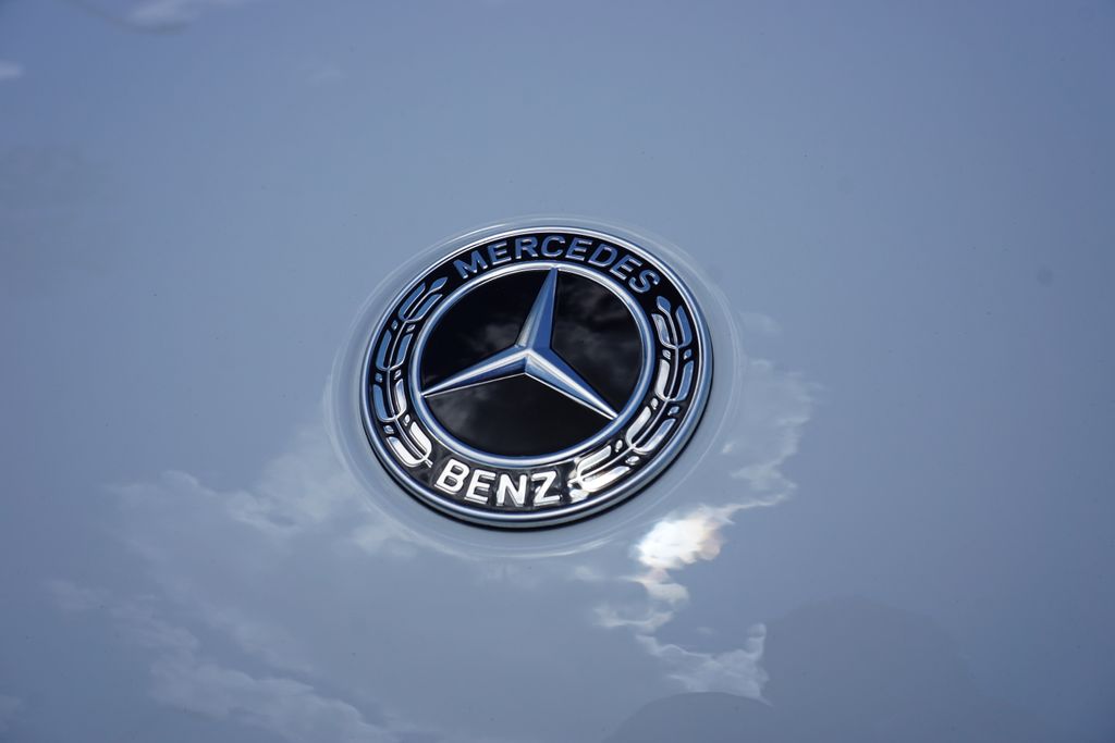 2025 Mercedes-Benz GLC 300 9