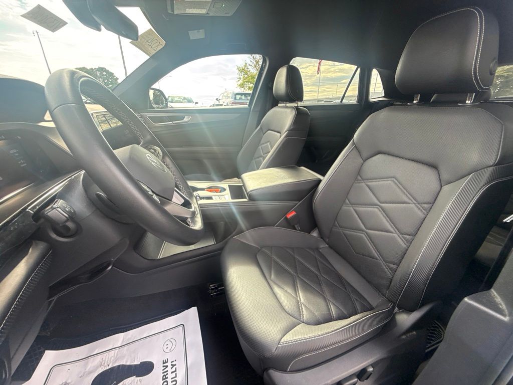 2024 Volkswagen Atlas Cross Sport 2.0T SE Black at Subaru and VW of Moon Township