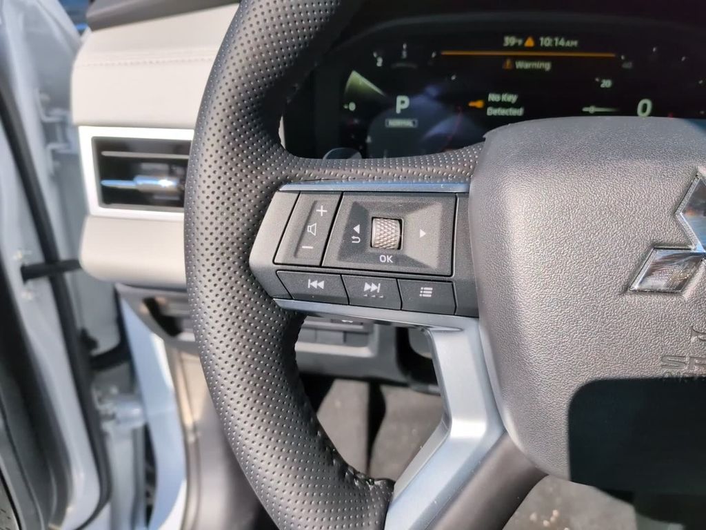 New 2026 White Mitsubishi SE image 22