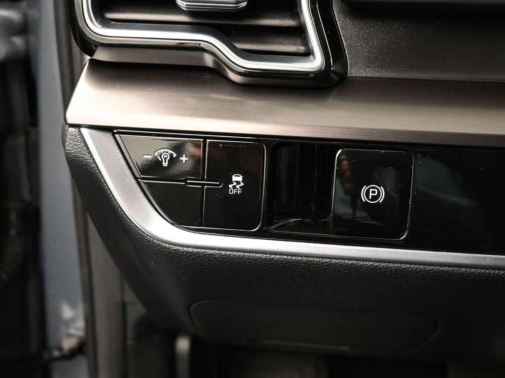 Used 2025 Everlasting Silver Kia EX image 35